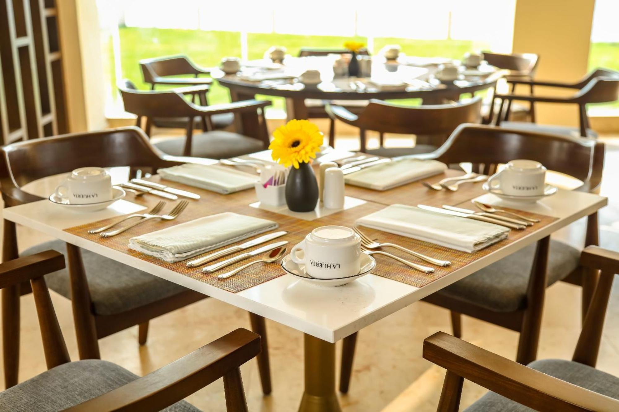 Camino Real Veracruz Exteriör bild A table set for breakfast