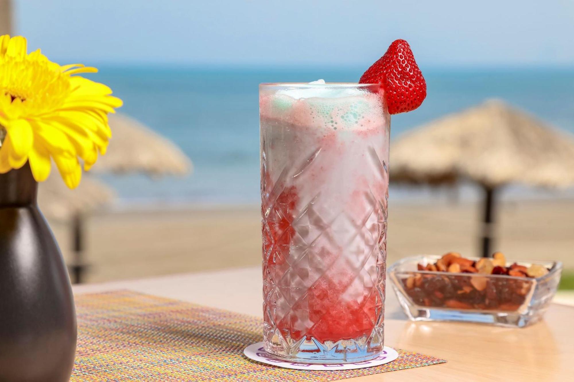 Camino Real Veracruz Exteriör bild A strawberry and lime Italian soda