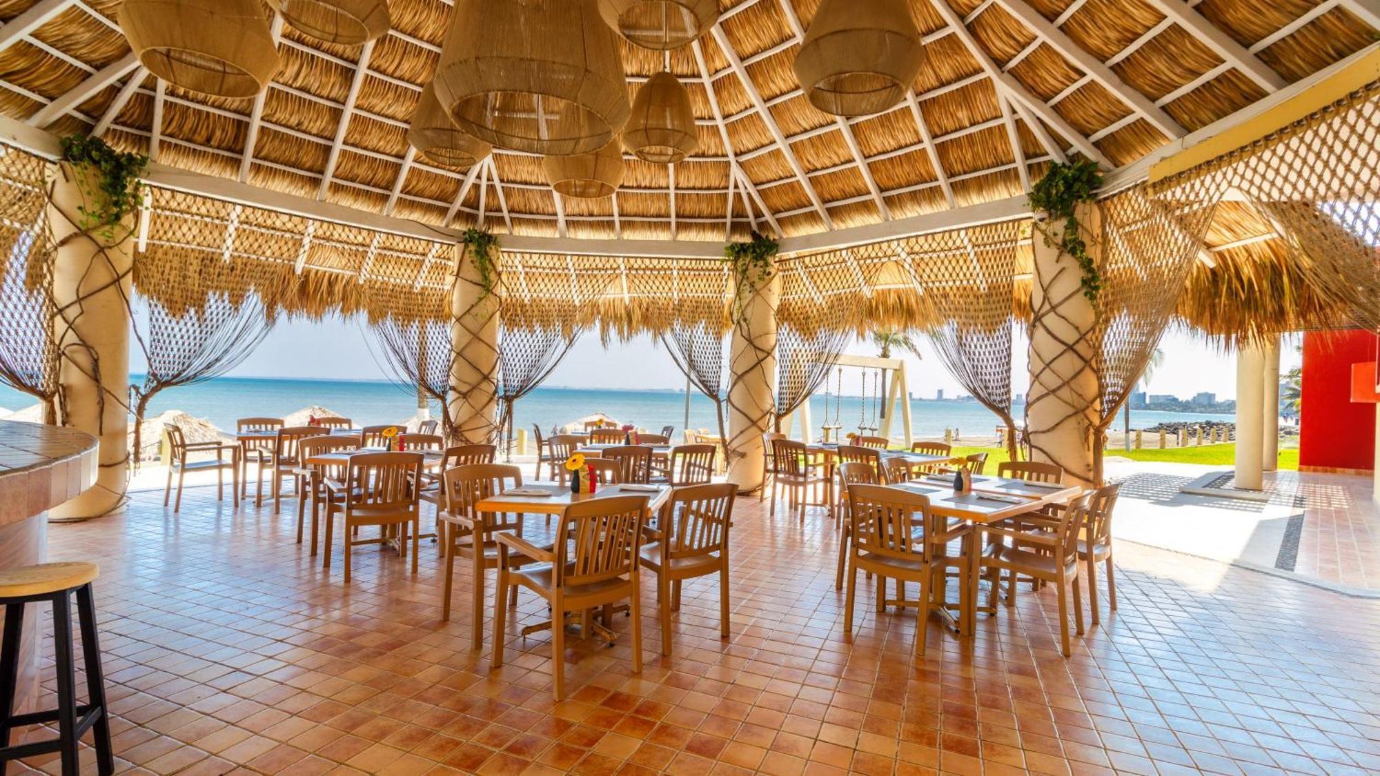 Camino Real Veracruz Exteriör bild Restaurant in the resort