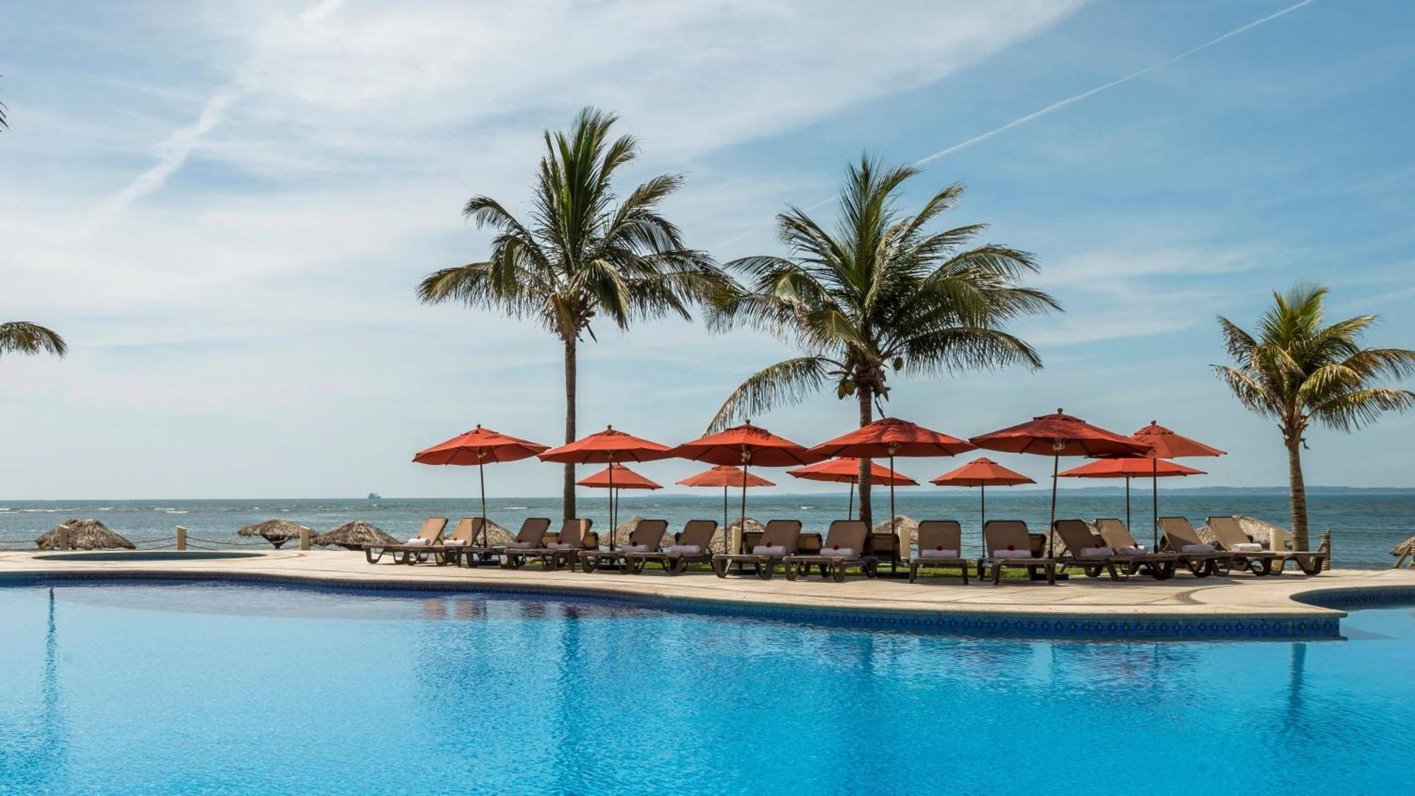 Camino Real Veracruz Exteriör bild The pool at the Sheraton Nha Trang Hotel & Spa Resort